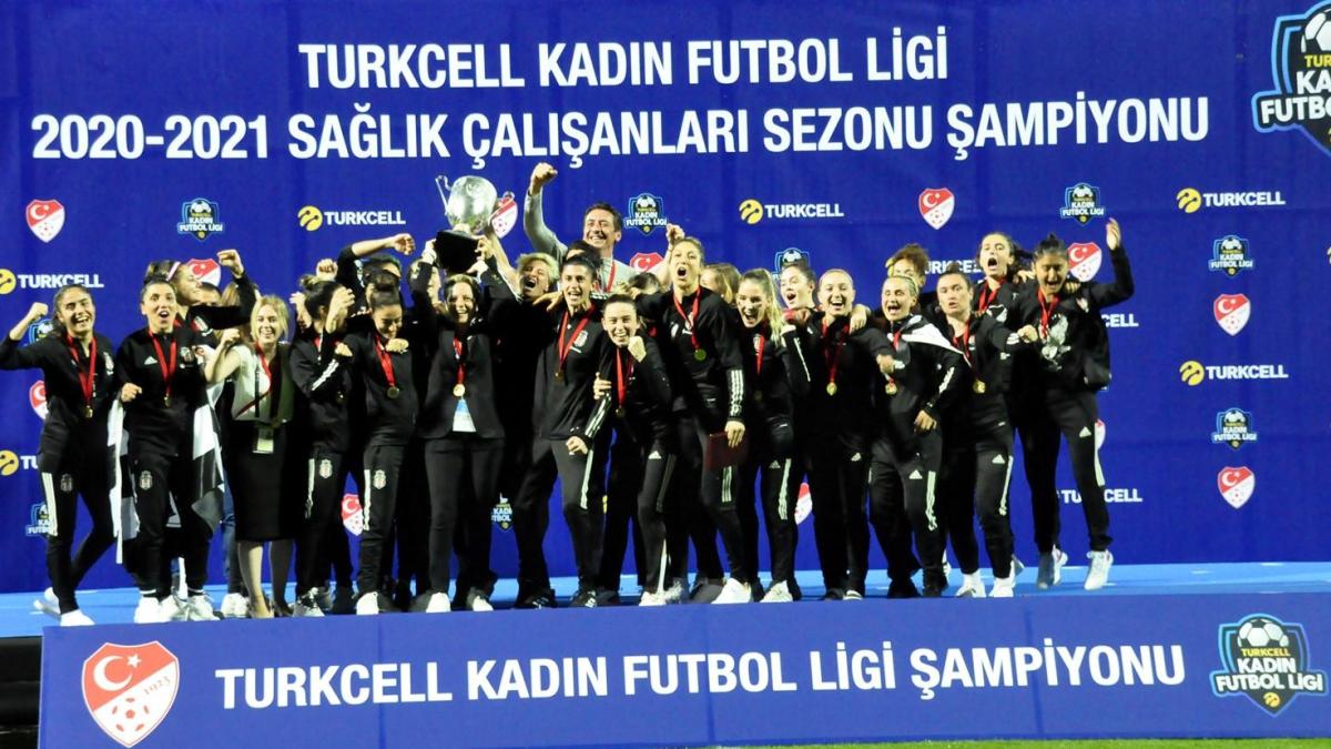 Turkcell Kadn Futbol Ligi ampiyonu Beikta kupasn ald