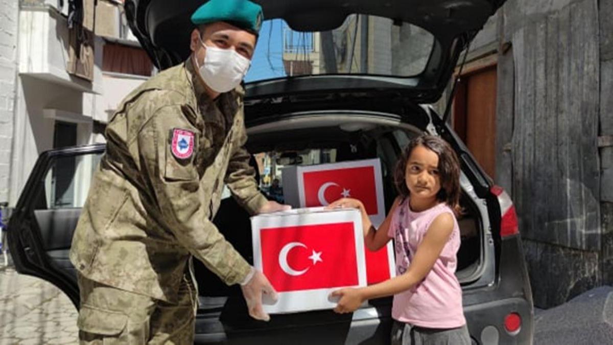 Mehmetçikten Kosovalı 500 aileye gıda yardımı  