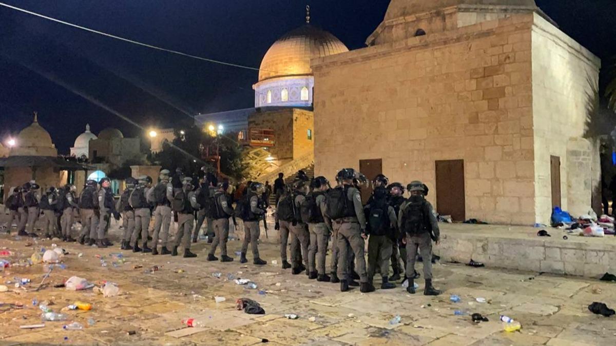 galci srail gleri Mescid-i Aksa'da namaz klan cemaate saldrd!