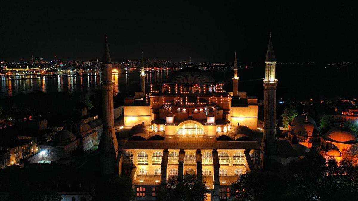 Ayasofya Camii'ne aslan mahyann n Vali Yerlikaya yakt