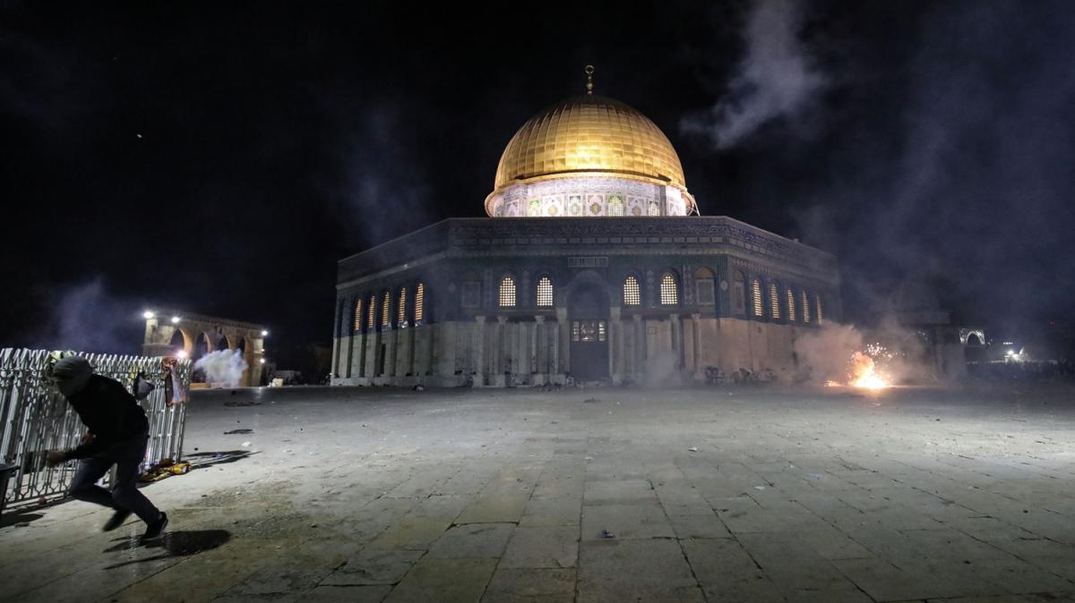 Binlerce Filistinli sabah namaz iin yeniden Mescid-i Aksa'ya akn etti