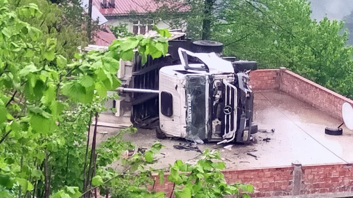 Virajda kontrolden kan kamyon, evin zerine devrildi