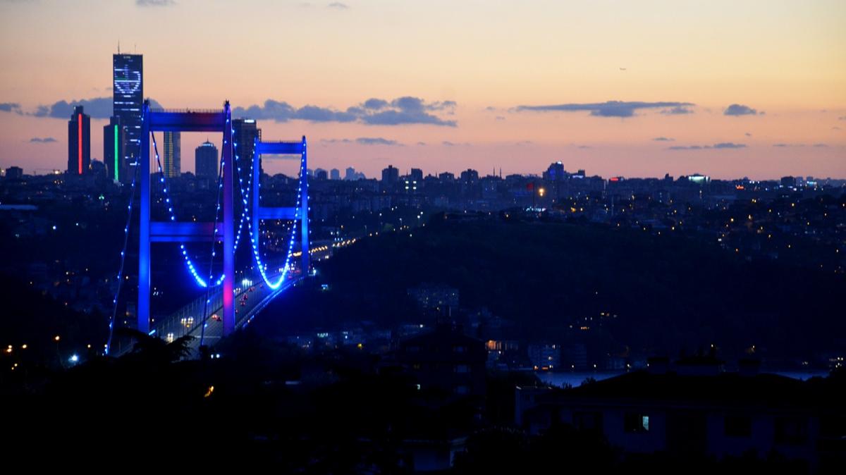 stanbul'un kprleri ''Engelliler Haftas'' iin mavi renkle aydnlatld 