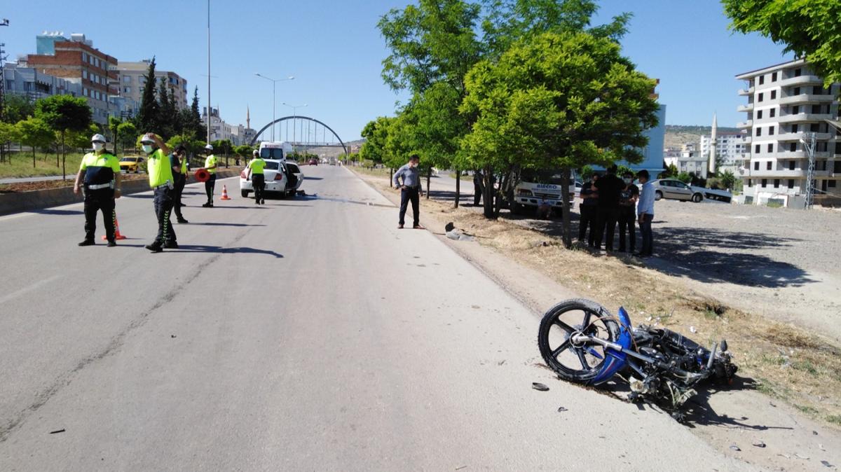 Otomobille arpan motosikletin srcs yaraland: Hayati tehlikesi sryor