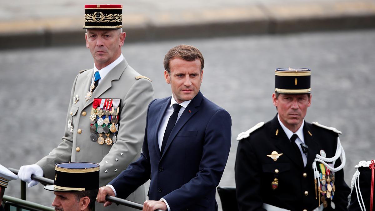 Fransa'da sular durulmuyor: Ordudan istifaya davet etti