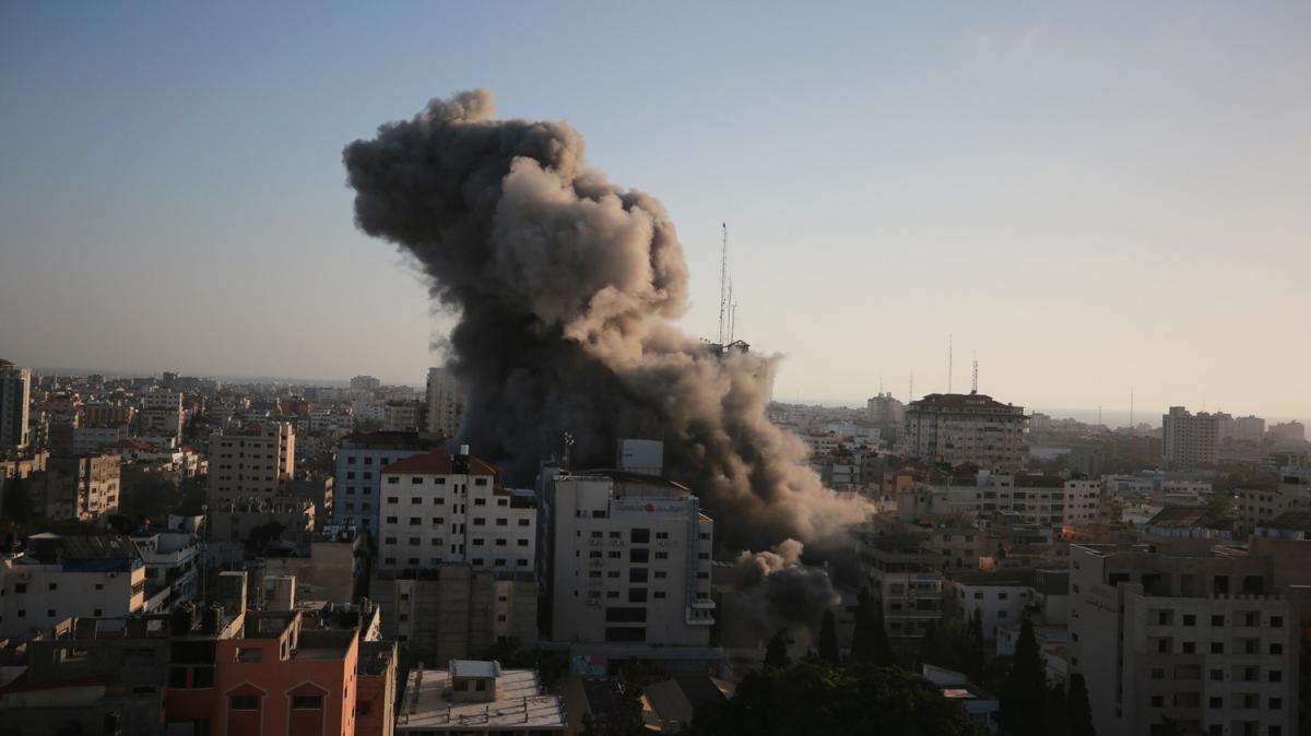 srail, Gazze'de sivillerin ikamet ettii dairelerin ve ticari ofislerin bulunduu 14 katl binay vurdu