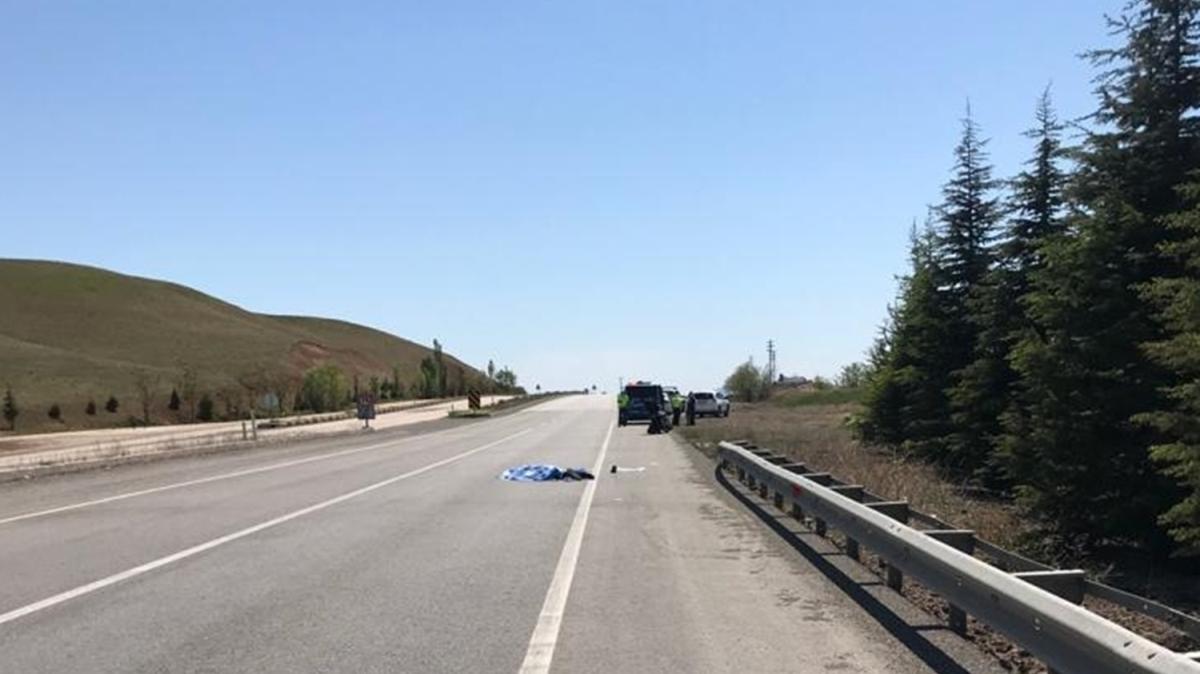 Bariyerlere arpan motosikletin srcs hayatn kaybetti