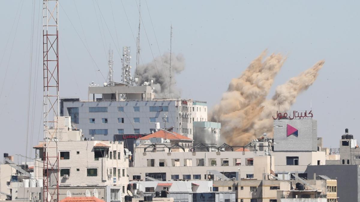 srail ordusu AP ile Al-Jazeera'nn ofisinin de olduu binay vurdu