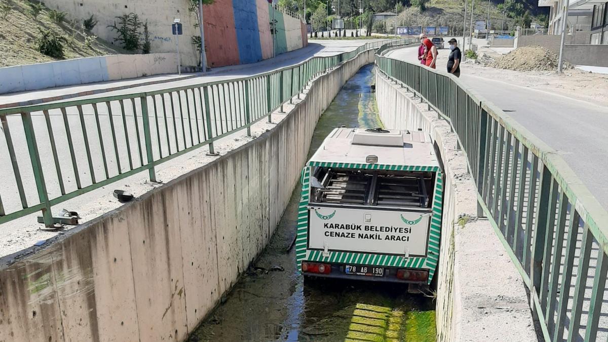 Karabk'te cenaze nakil arac su kanalna dt 