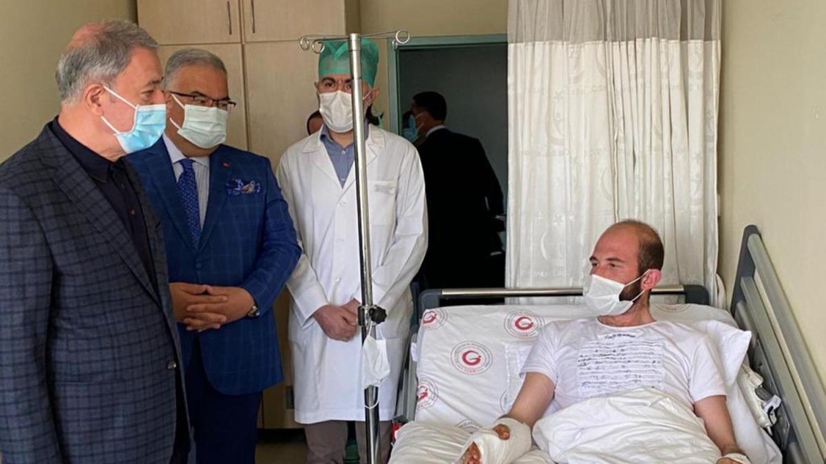 Bakan Akar, 'Pene' operasyonlarnda yaralanan askerleri ziyaret etti 