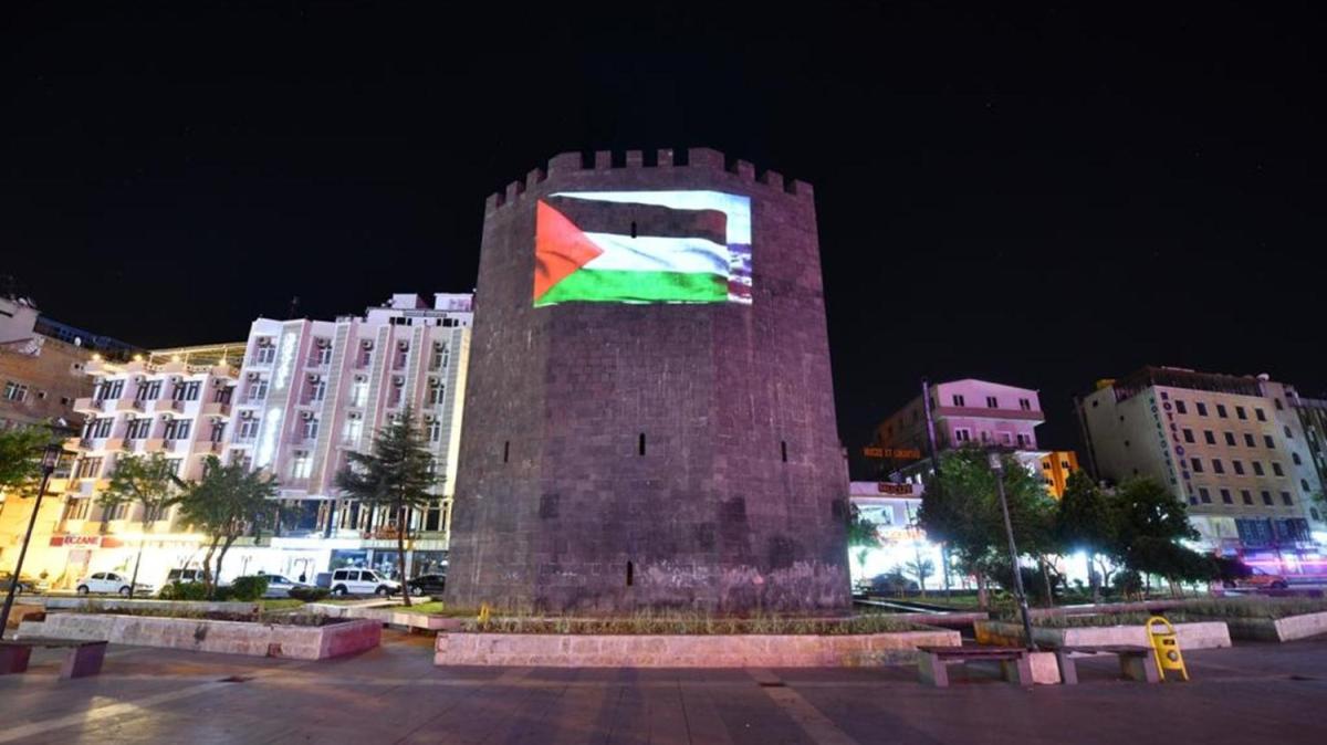 Diyarbakr'n tarihi yaplarna Filistin bayra yanstld 