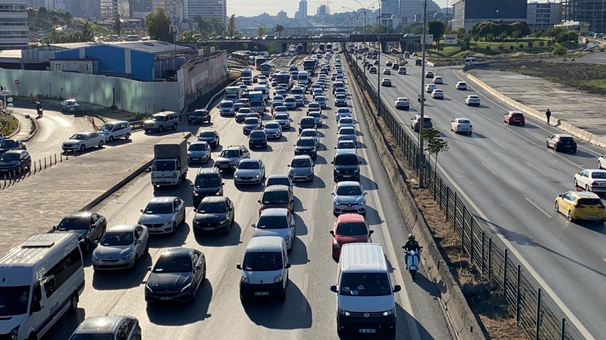 stanbul'da sokaa kma kstlamas ncesi trafikte younluk olutu 