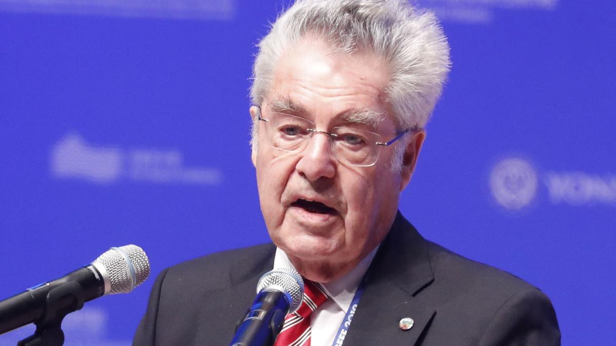 Avusturya'da eski Cumhurbakan Fischer, ''srail bayra'' nedeniyle iktidar eletirdi