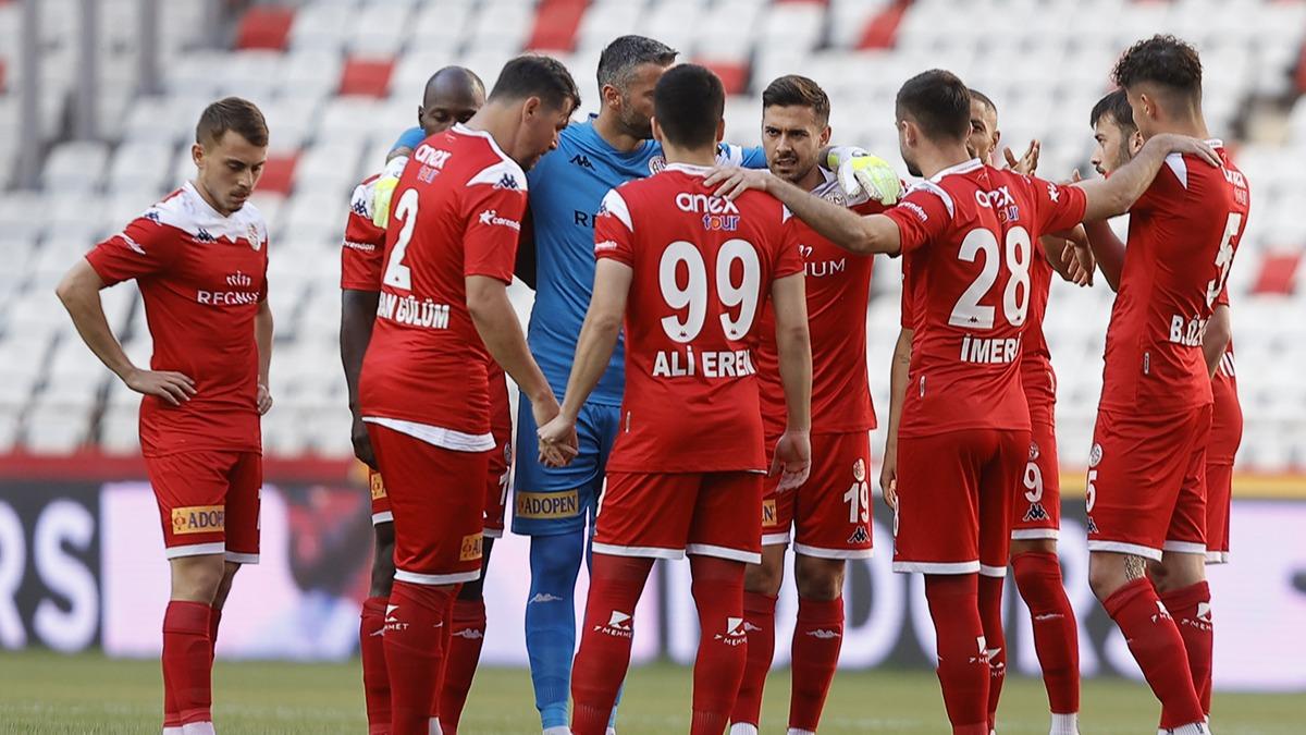 Antalyaspor'dan ligde 1000'ler sezonu, kupada final