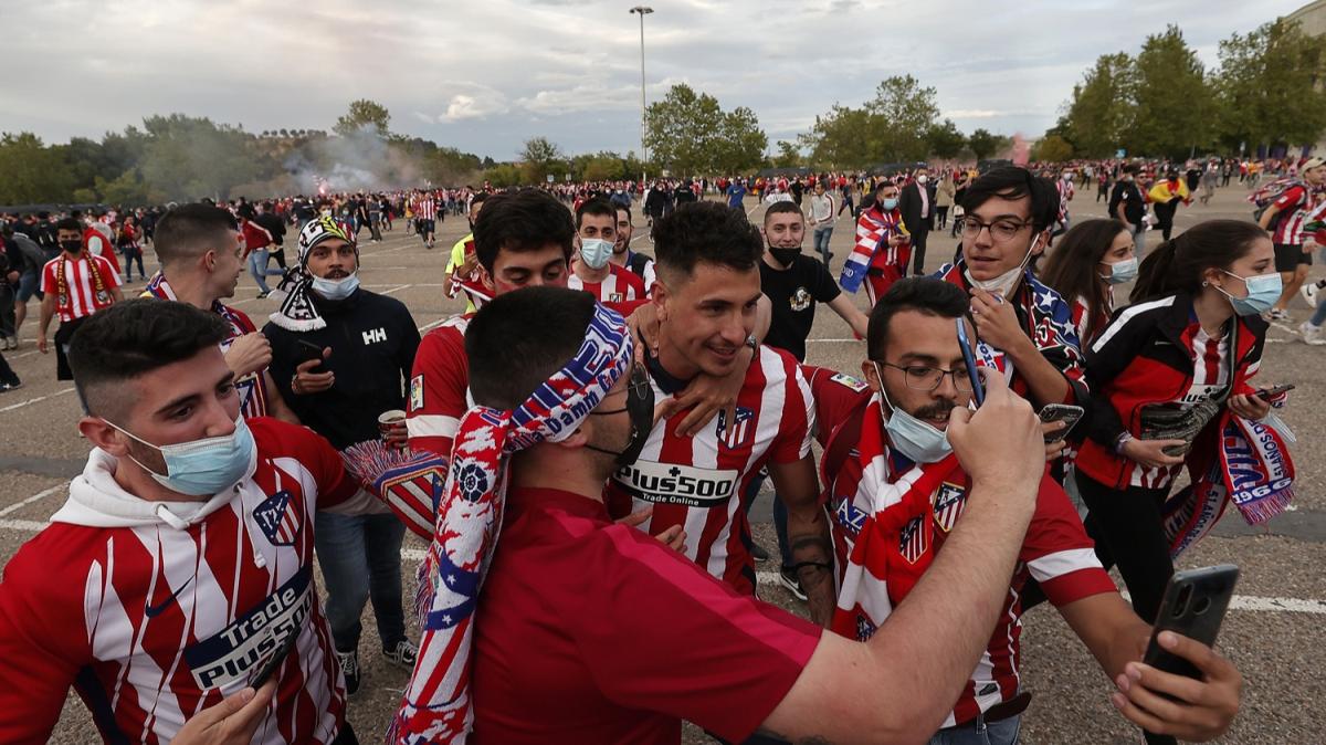 Atletico Madrid taraftarlar ampiyonluu futbolcularla kutlad