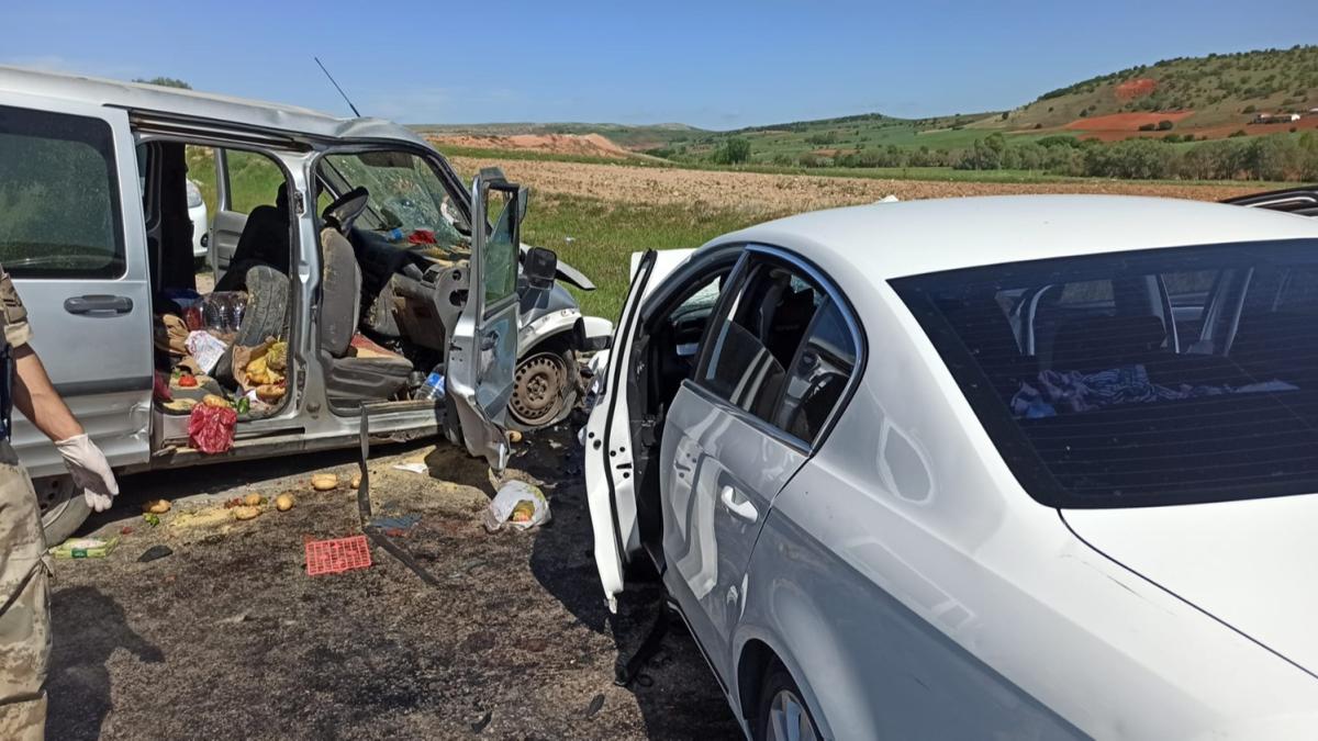 Hafif ticari ara ile otomobil arpt, 3 kii hayatn kaybetti