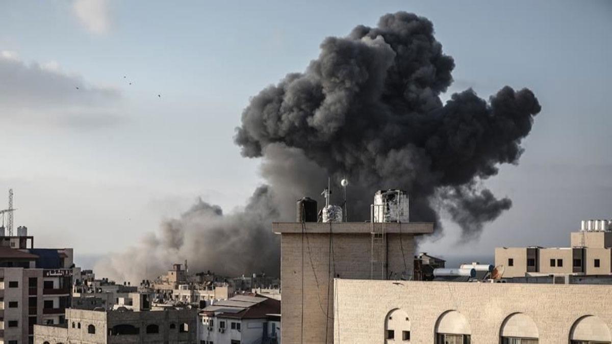srail'in Gazze'ye dzenledii saldrlarda binlerce kitap yok oldu
