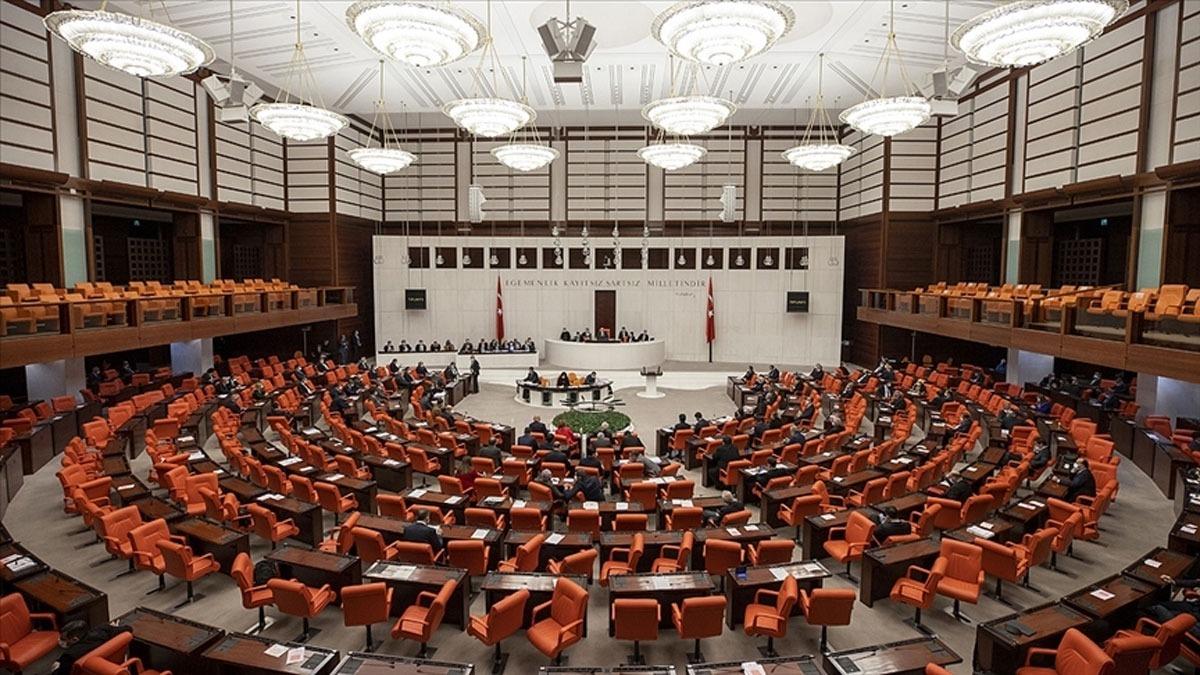 AK Parti, askeri sular dzenleyen 20 maddelik yasa teklifini Meclis'e sundu