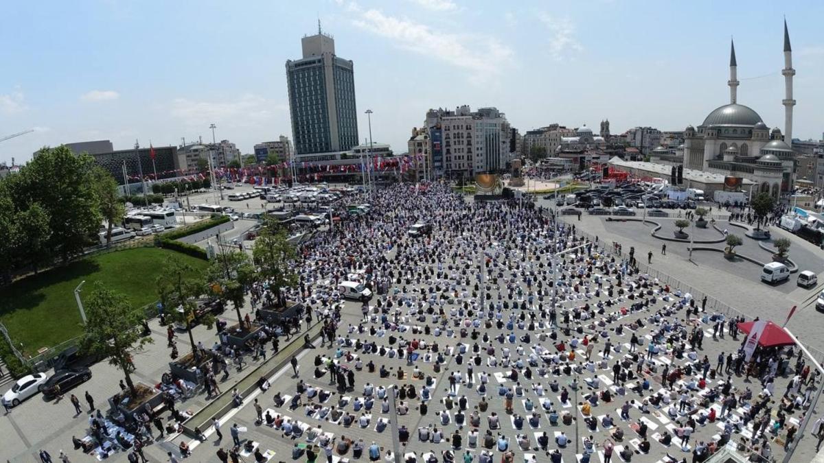 Bakan Erdoan Taksim Camii'ne geldi, namaz klmak isteyenler meydan doldurdu 