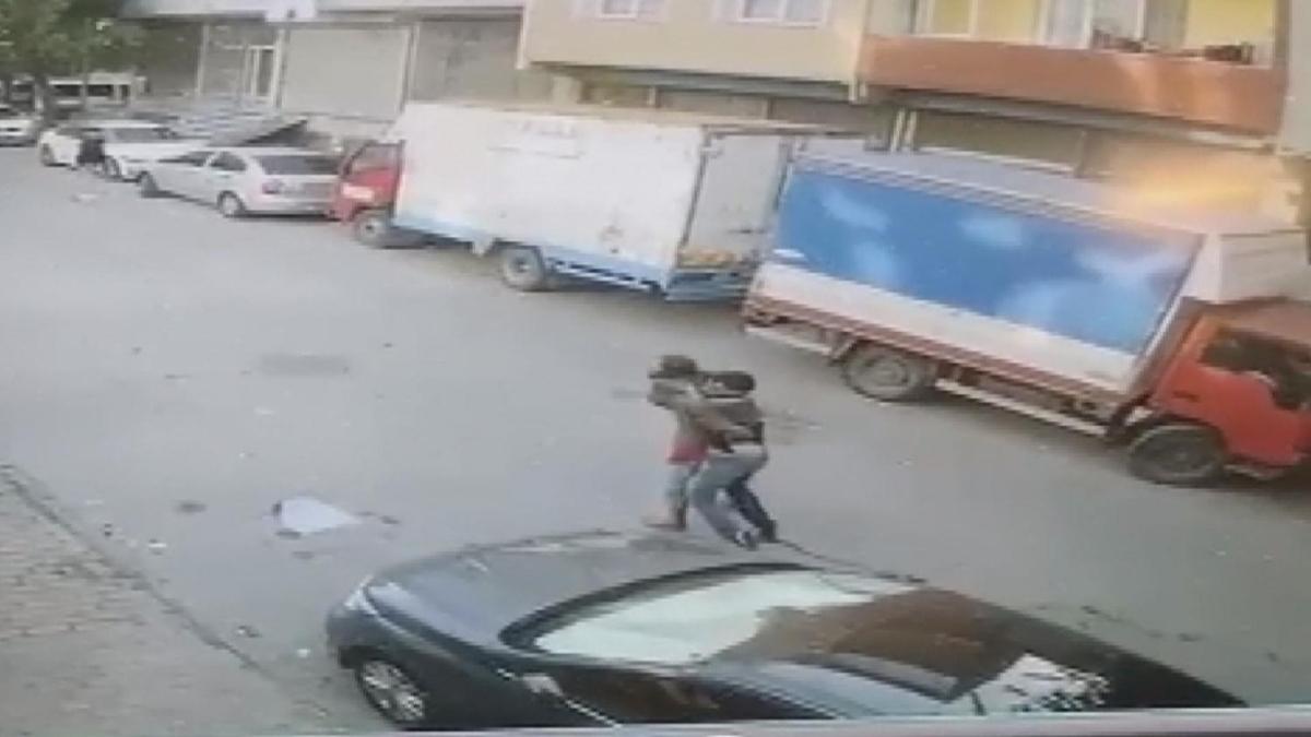 O anlar saniye saniye kaydedildi: Amcann yeenini hayatta tutma abas