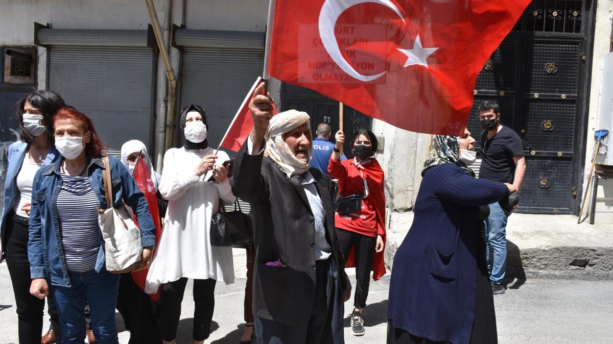 Hakkari'de evlatlarndan koparlan aileler: Destek verin ocuklarmz dadan indirelim