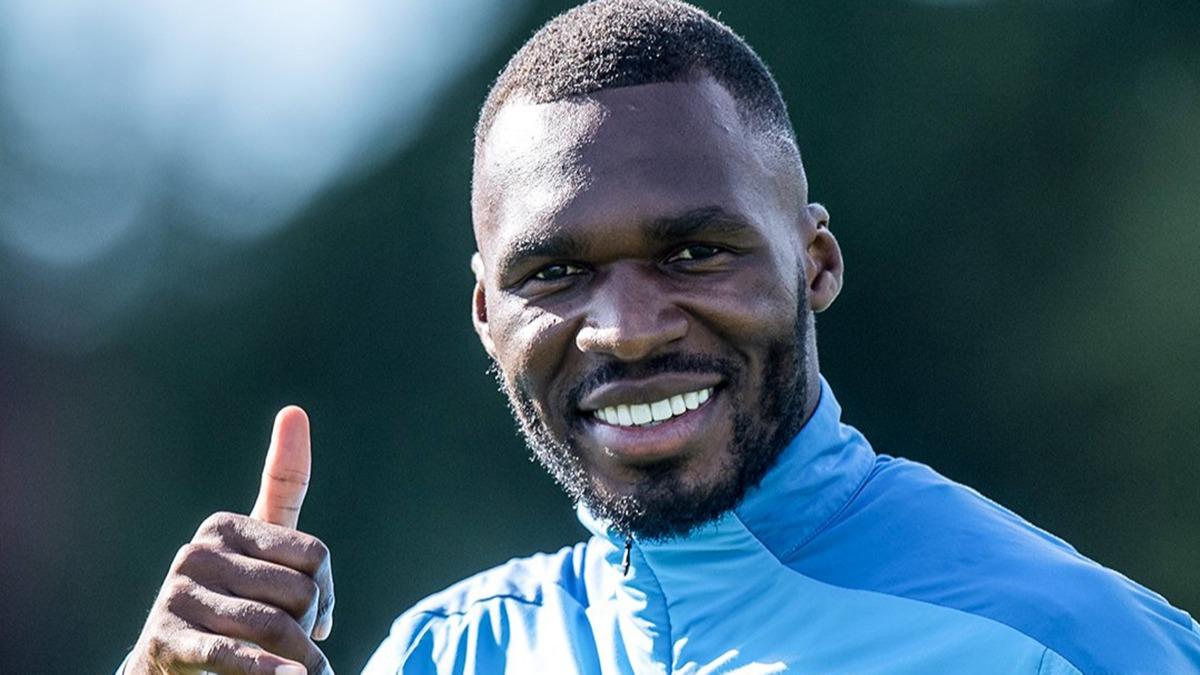 Benteke 2 yl daha Crystal Palace'ta