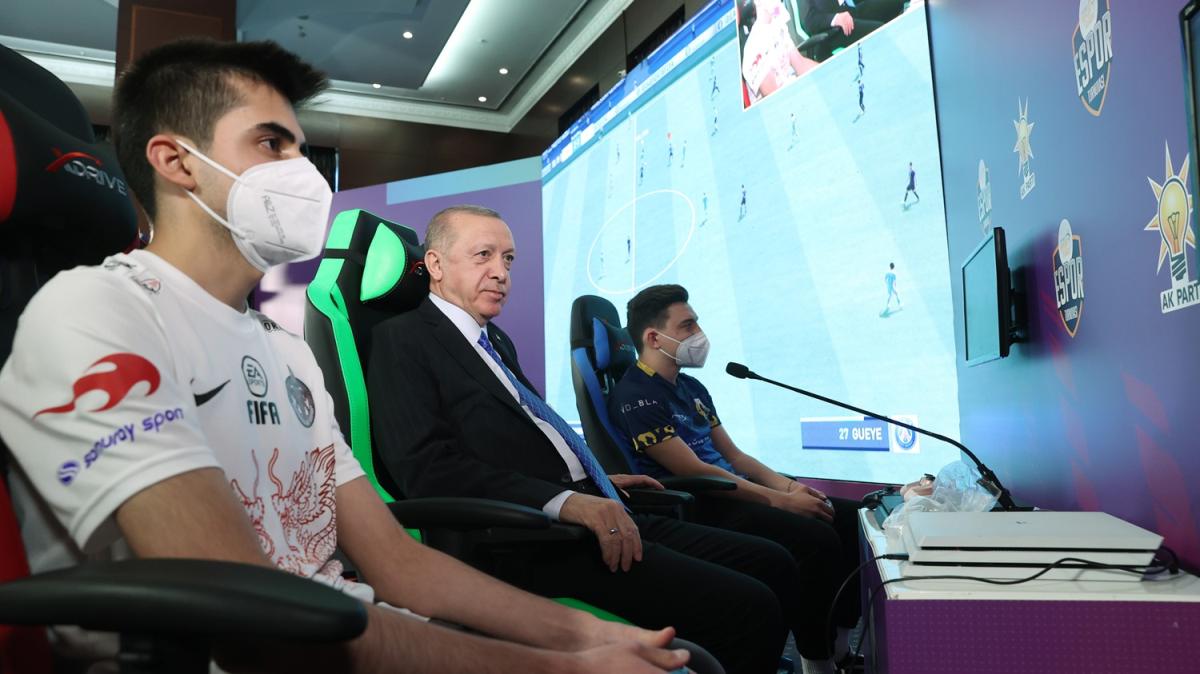 Bakan Erdoan, AK Parti Genlik Kollarnca dzenlenen e-Spor turnuvasnn final man izledi 