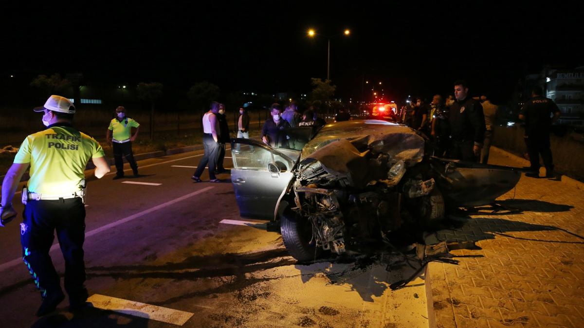 anakkale'de ters yne giren otomobilin sivil ekip aracyla arpt