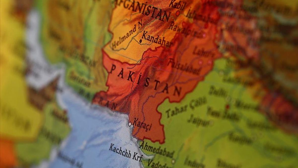 Pakistan'da otobs nehre dt: 16 l