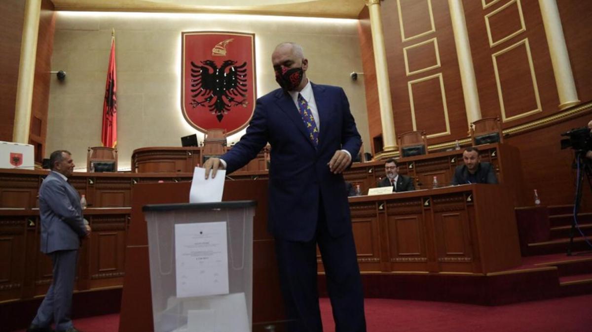 Arnavutluk Meclisi, Cumhurbakan Meta'nn grevden alnmasna ynelik talebi onaylad