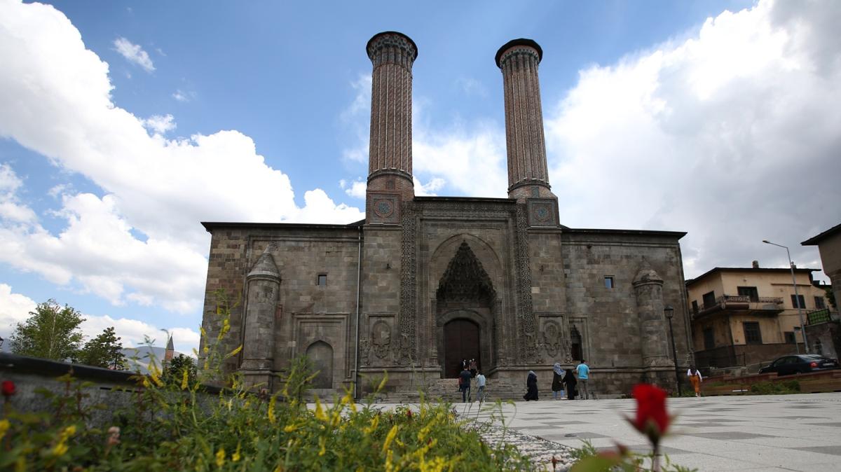 Seluklu dneminden kalma ifte Minareli Medrese, 'Vakf Eserleri Mzesi' olarak misafirlerini arlayacak
