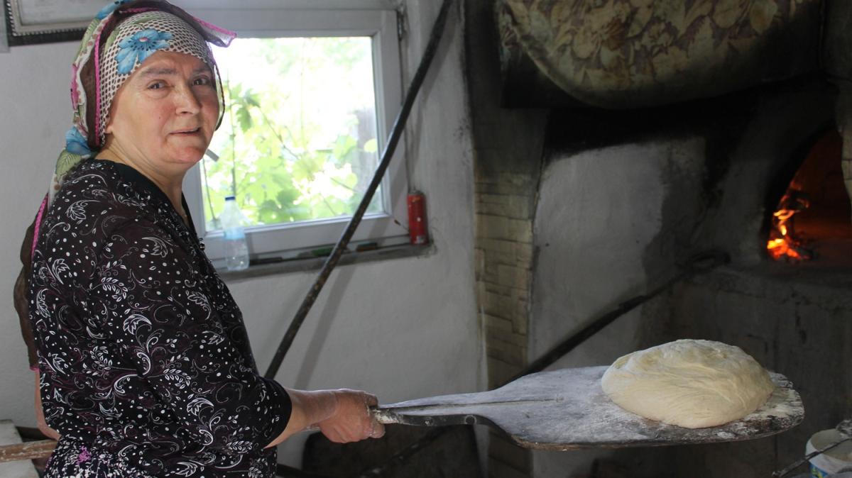 68 yandaki Hatice teyze ta frnda piirdii ky ekmekleri ile ailesine ek gelir salyor