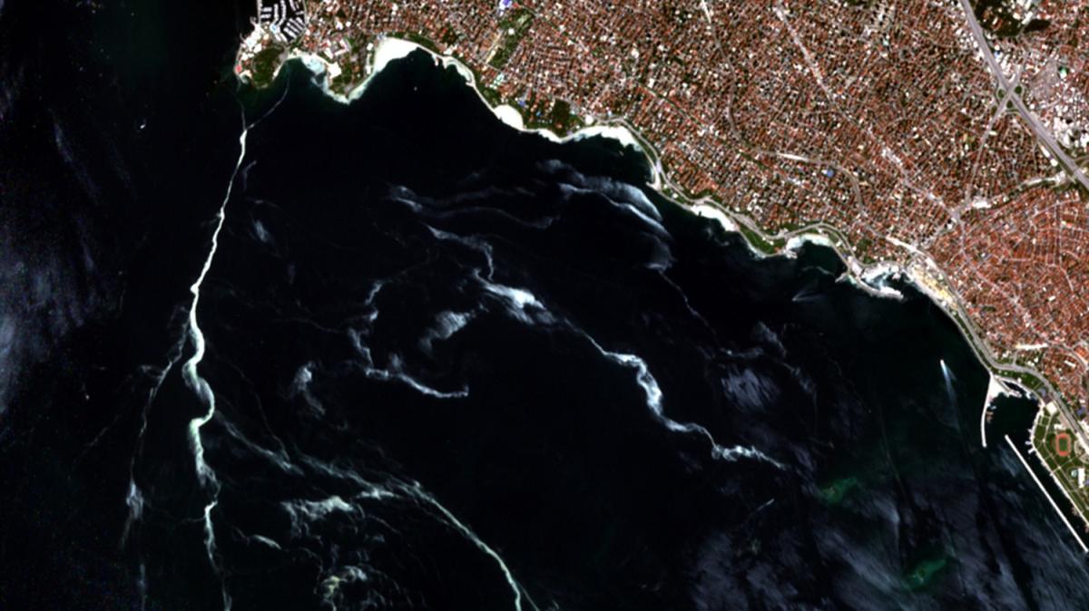 Marmara Denizi'ndeki msilaj uzaydan grntlendi