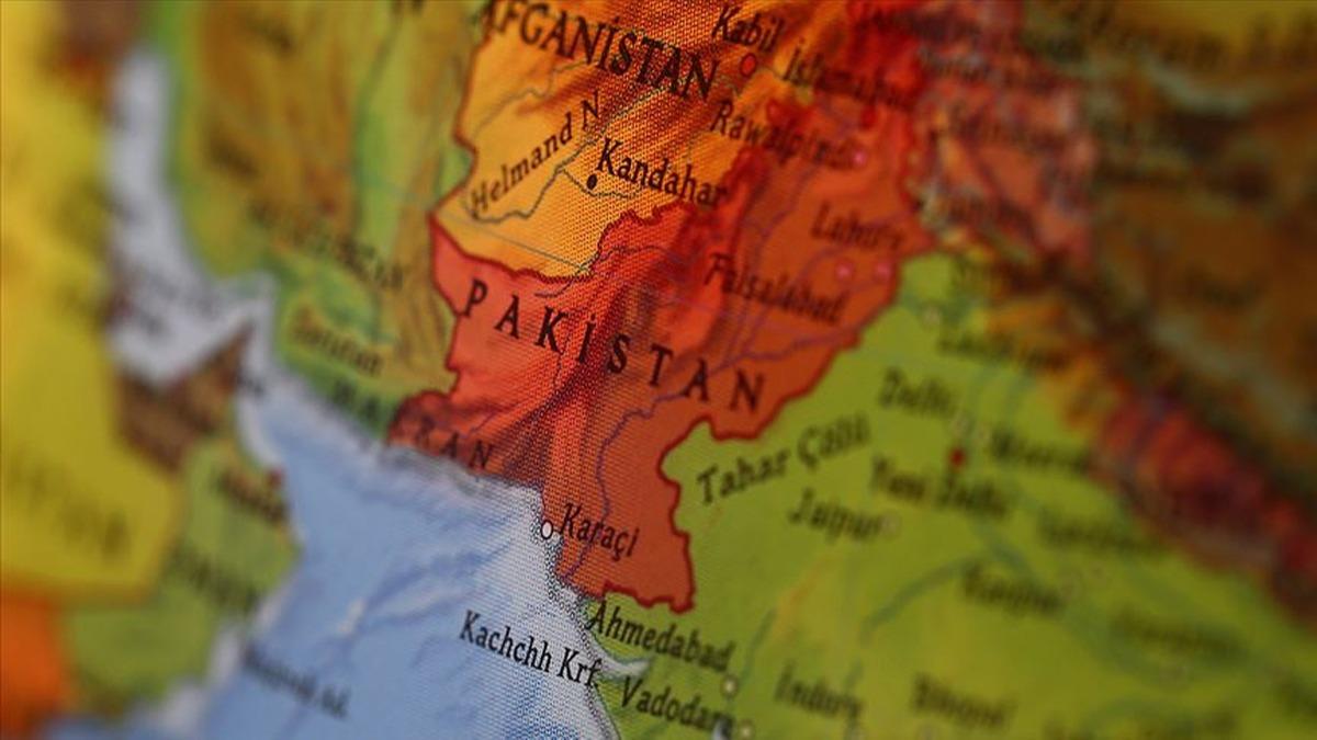 Pakistan'da yolcu otobs devrildi: 18 l