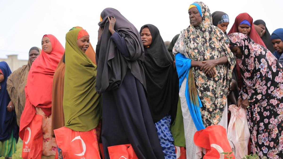 Kzlay Mogadiu'da 3 bin 872 ihtiya sahibi aileye kurban eti datt 
