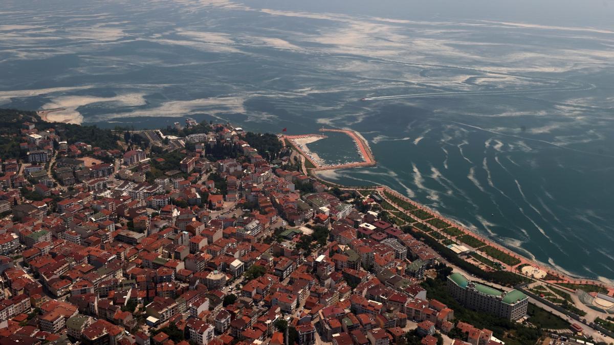 Marmara Denizi'ndeki msilaj uakla havadan grntlendi