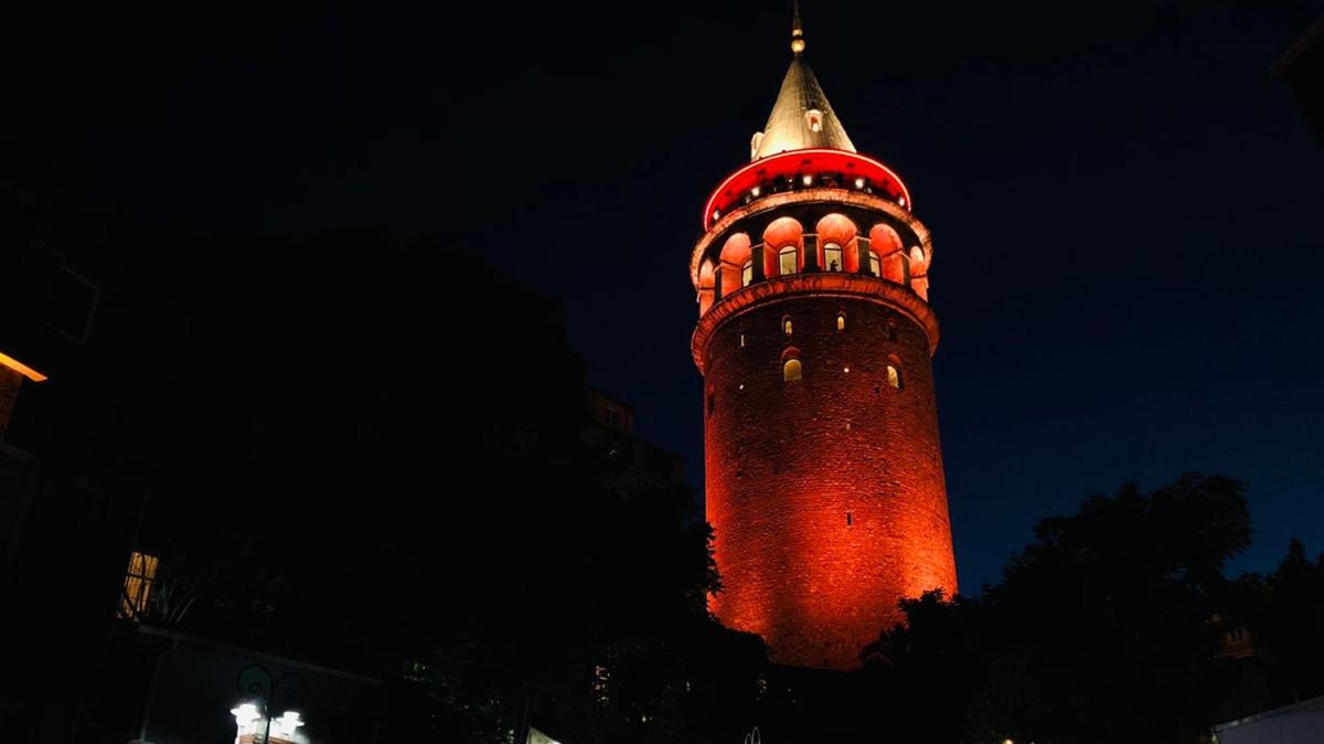 Trkiye'nin sembollemi yaplar Trk Kzlay iin krmz renkle aydnlatld