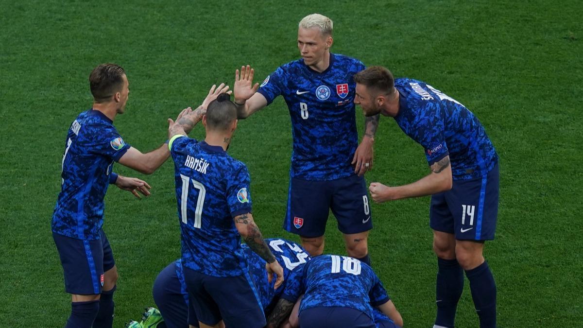 Slovakya, 10 kii Polonya'y 2 golle geti