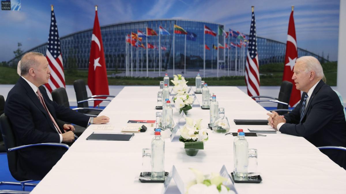 Cumhurbakan Erdoan, NATO Zirvesi'nde grt liderlere ''Trkiye'nin Terrizmle Mcadelesi'' kitabn takdim etti
