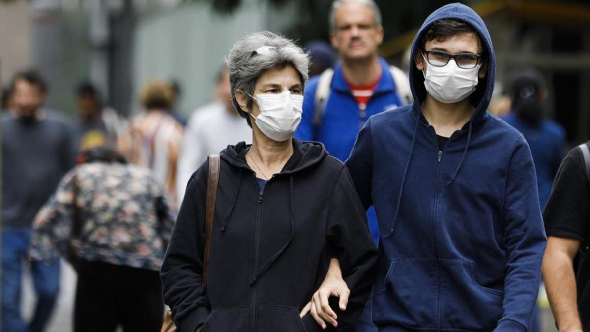 Fransa'da yarndan itibaren ak alanlarda maske zorunluluu kalkyor