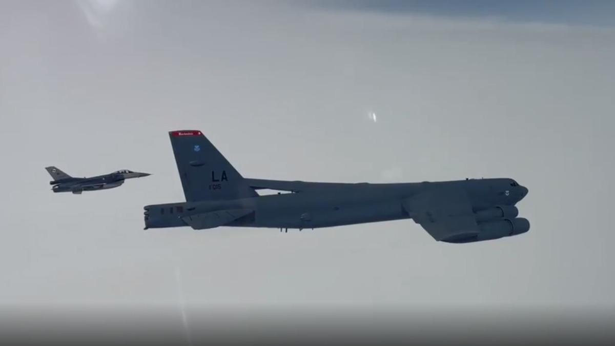 Trk F-16'lar ABD'nin B-52 uaklarna refakat etti
