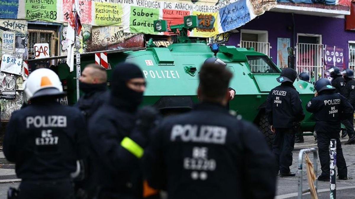 Avrupa'da slamofobi patlad! Polisler faist rgt iin alyor 