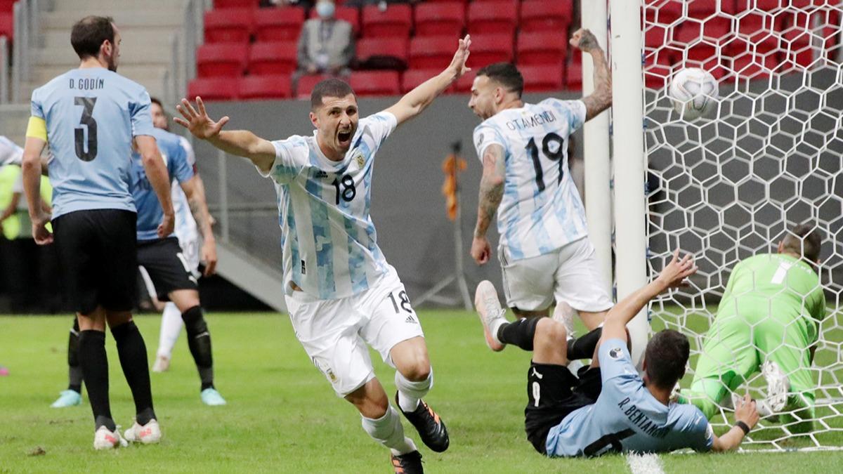 Messi'nin Arjantin'i, Muslera'nn Uruguay'n devirdi