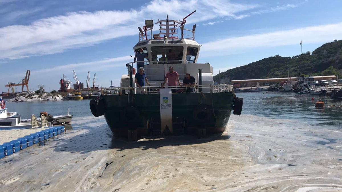 Marmara Adas sahilinde msilaj temizleme almas devam ediyor
