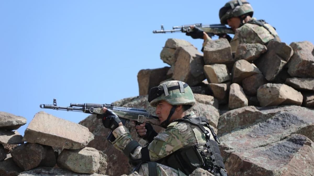 zbekistan, Afganistan snr yaknndaki Tirmiz poligonunda askeri tatbikata balad