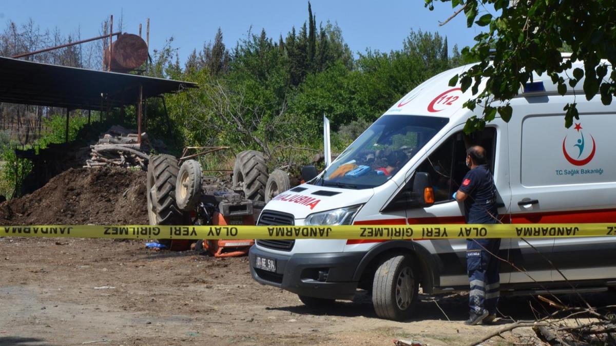 Devrilen traktrn altnda kalan 55 yandaki src hayatn kaybetti