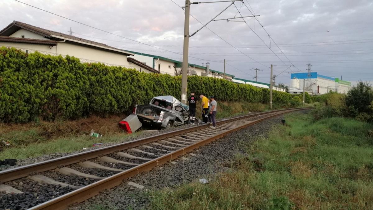 Hemzemin geitte tren hafif ticari araca arpt, bir kii hayatn kaybetti