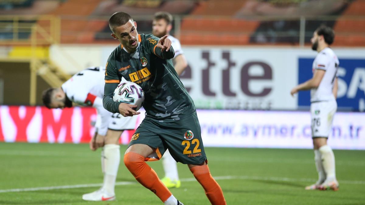 Galatasaray Berkan Kutlu'yu istedi Alanyaspor cevap verdi