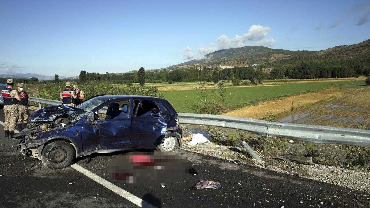 Korkun kaza! Bariyerlere arpan otomobildeki hamile kadn ve bir ocuk ld