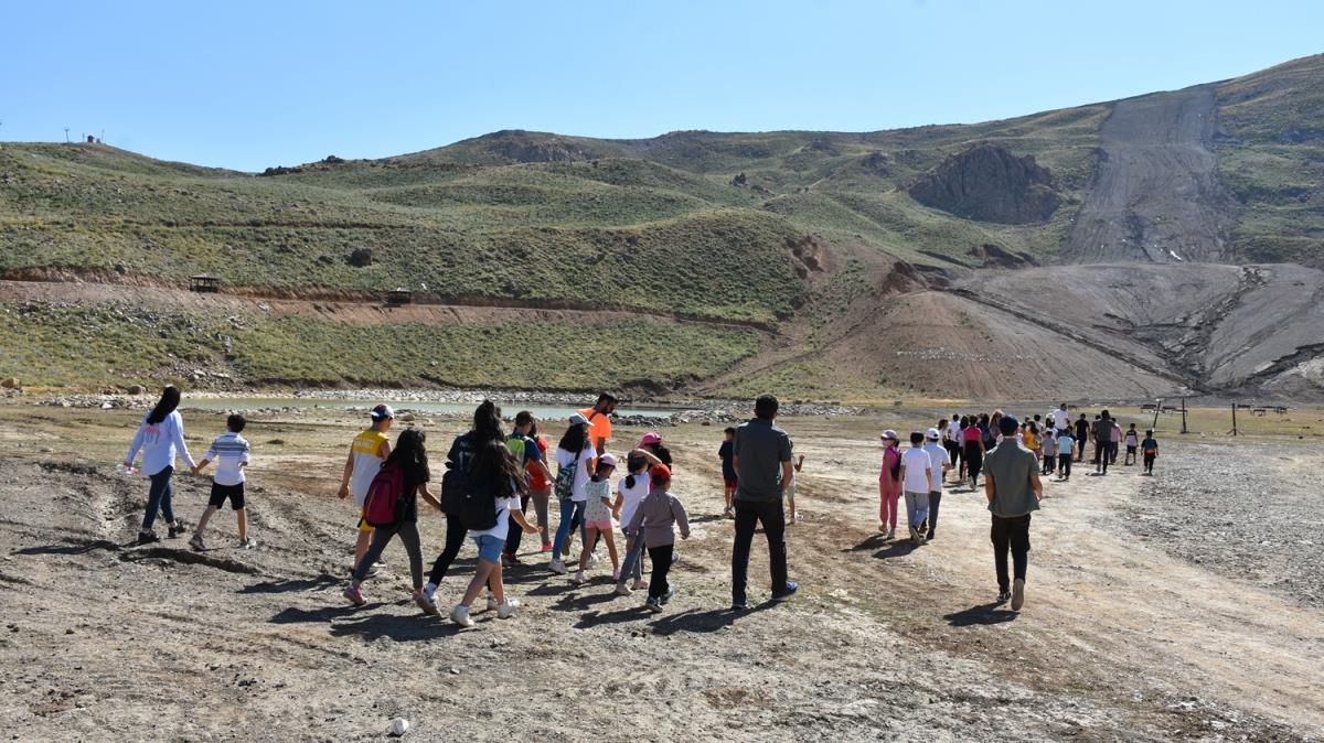 Hakkari'de ocuklar uurtma uurup, elenceli anlar yaad